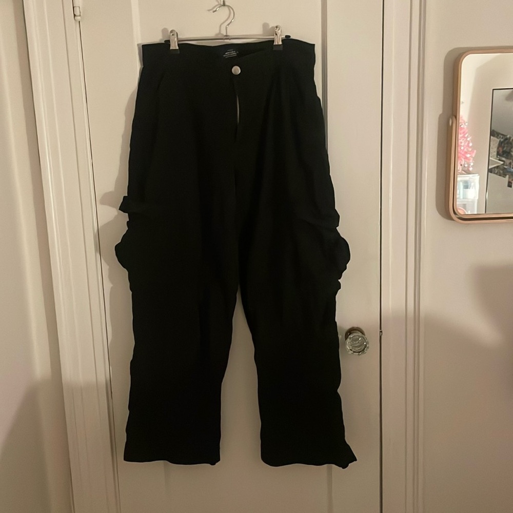 Black cargo pantss